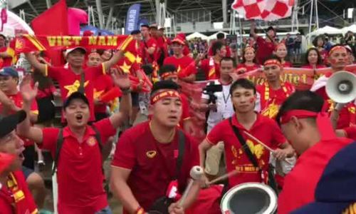 CĐV Việt Nam đánh trống, hát cổ vũ đội tuyển